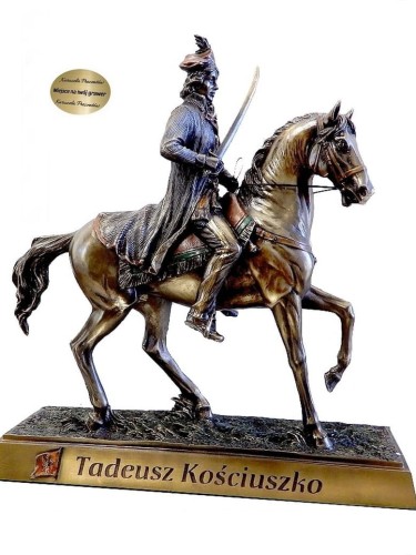 Figurka Tadeusza Kościuszki na koniu na cokole, pamiątka dla miłośnika historii Polski.
