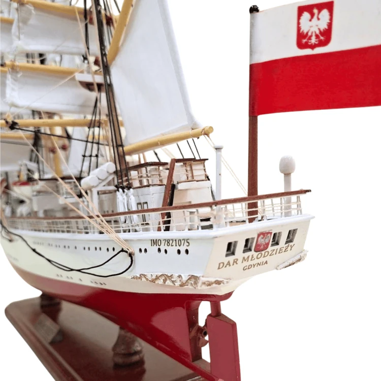 Model Daru Młodzieży z kompletem białych żagli, rozbudowanym takielunkiem i starannie odwzorowanym pokładem