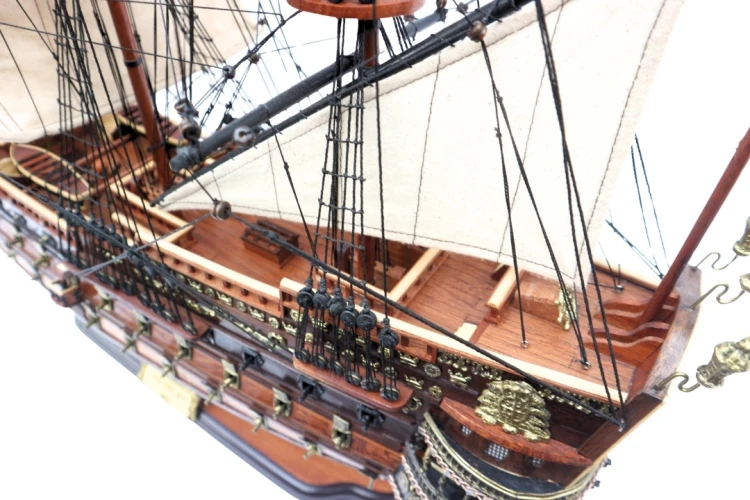 Drewniany model San Felipe z rozbudowanym ożaglowaniem, historyczną sylwetką oraz dekoracyjną rufą