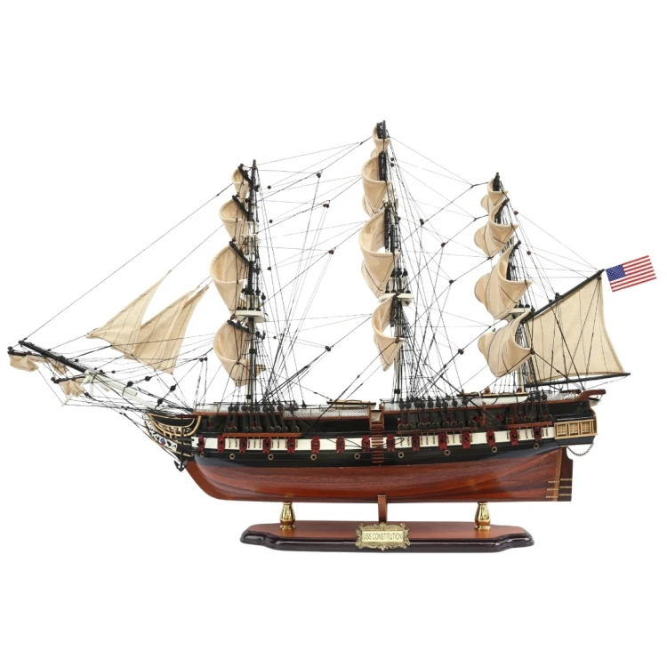 Model żaglowca USS Constitution z bogatym ożaglowaniem, drewnianym pokładem, szalupami i licznymi detalami
