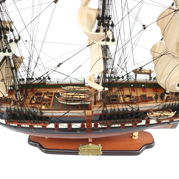 Model żaglowca USS Constitution z dokładnie odwzorowanym pokładem, armatami, olinowaniem i elementami wyposażenia