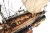 Model żaglowca USS Constitution z dekoracyjną rufą, drewnianym kadłubem i tabliczką z nazwą okrętu
