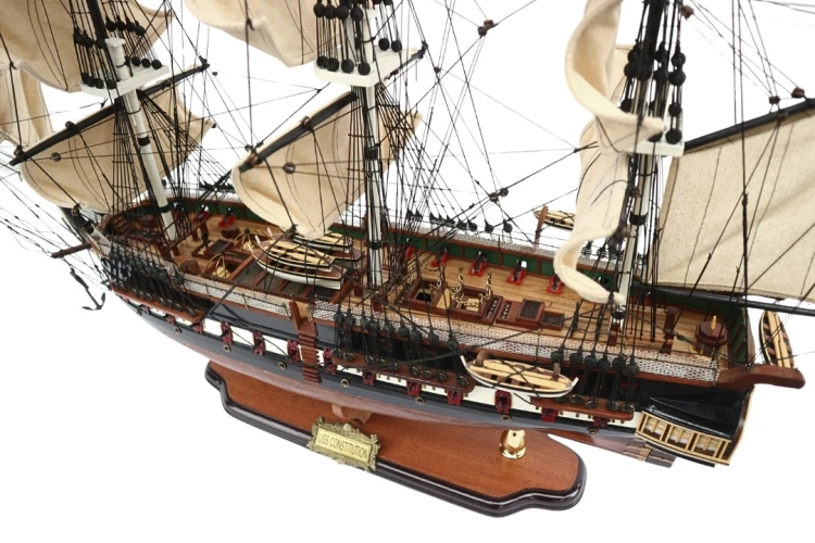 Model żaglowca USS Constitution z drewnianym pokładem, pełnym takielunkiem, szalupami i rzędami dział