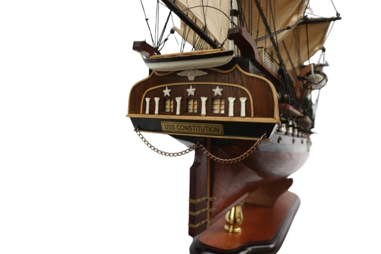 Model żaglowca USS Constitution z trzema masztami, pełnym ożaglowaniem i amerykańską banderą na rufie