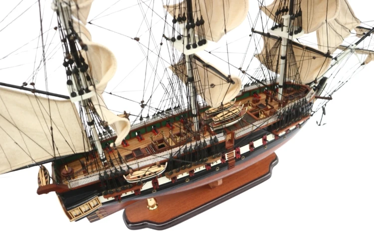 Model żaglowca USS Constitution z drewnianym kadłubem, rzędami dział, żaglami i bogatym takielunkiem