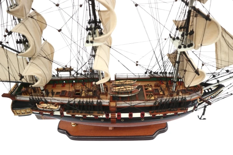 Model żaglowca USS Constitution z pełnym ożaglowaniem, trzema masztami i charakterystycznym długim bukszprytem