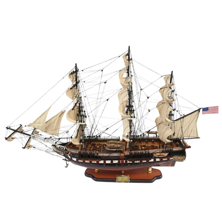 Model żaglowca USS Constitution z detalami pokładu, szalupami, armatami i rozbudowanym takielunkiem