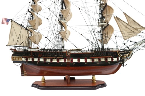 Model żaglowca USS Constitution z drewnianym pokładem, działami, szalupami i precyzyjnie wykonanym olinowaniem
