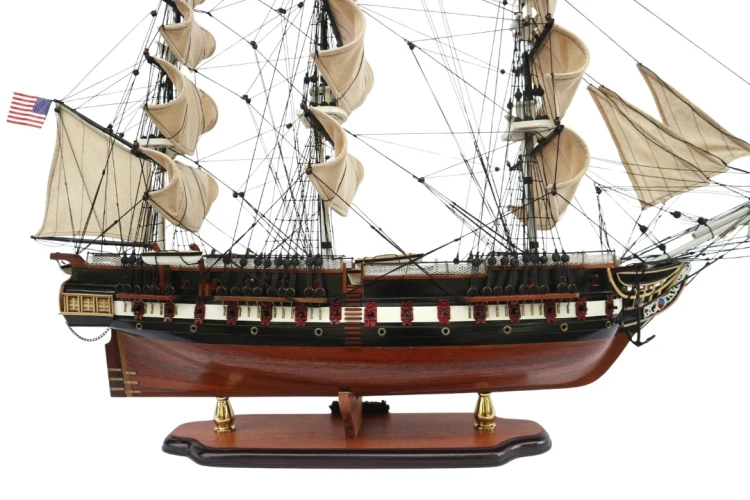 Model żaglowca USS Constitution z drewnianym pokładem, działami, szalupami i precyzyjnie wykonanym olinowaniem