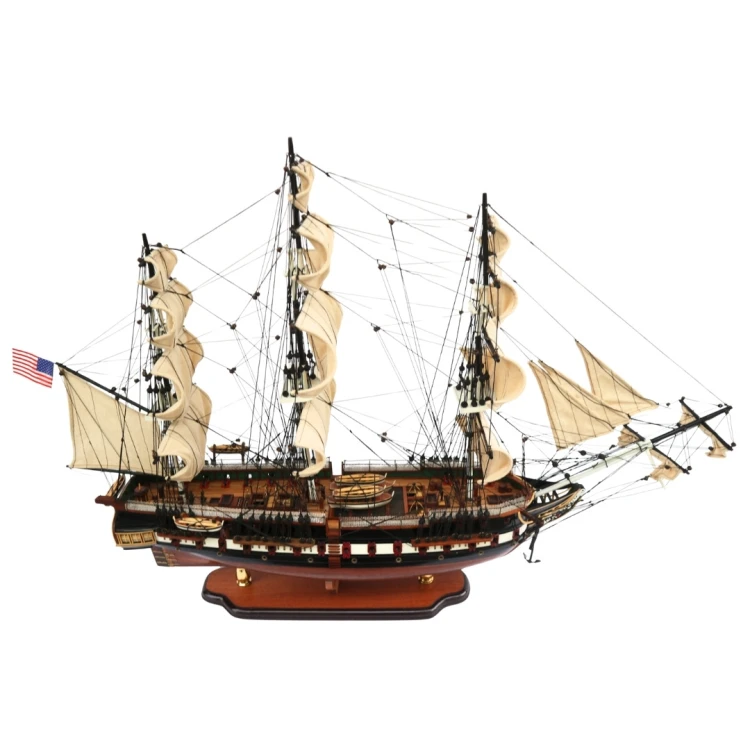 Model żaglowca USS Constitution z drewnianym kadłubem, trzema masztami i precyzyjnie wykonanym olinowaniem