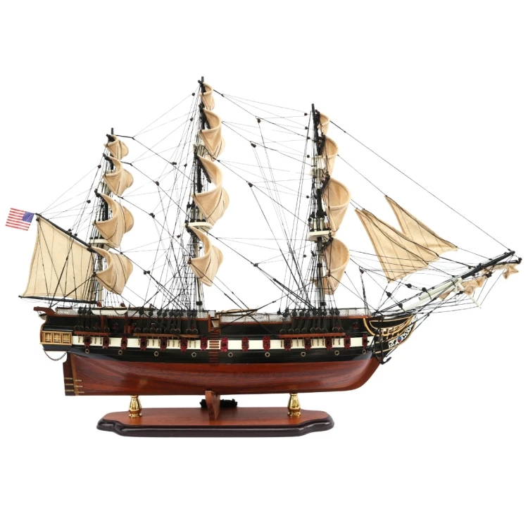 Model żaglowca USS Constitution 100 cm z pełnym ożaglowaniem, drewnianą podstawą i amerykańską banderą