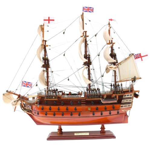 Model żaglowca HMS Victory z drewnianym kadłubem, trzema masztami, żaglami i historycznymi banderami