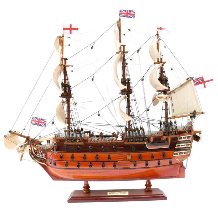 Model żaglowca HMS Victory z drewnianym kadłubem, trzema masztami, żaglami i historycznymi banderami