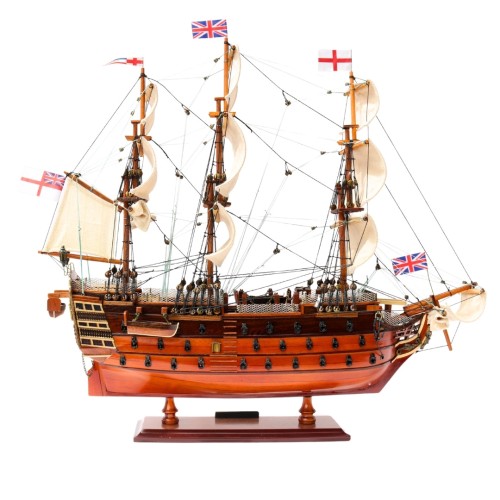 Model żaglowca HMS Victory z pełnym ożaglowaniem, rzędami dział i drewnianą podstawą ekspozycyjną