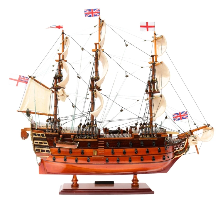 Model żaglowca HMS Victory z pełnym ożaglowaniem, rzędami dział i drewnianą podstawą ekspozycyjną