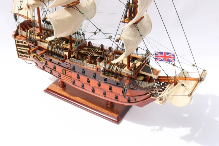 Model żaglowca HMS Victory z detalami pokładu, olinowaniem, działami, szalupą i dekoracyjnym kadłubem