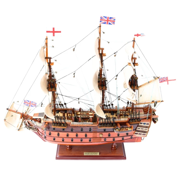 Model żaglowca HMS Victory z rozbudowanym takielunkiem, płóciennymi żaglami i detalami drewnianego pokładu