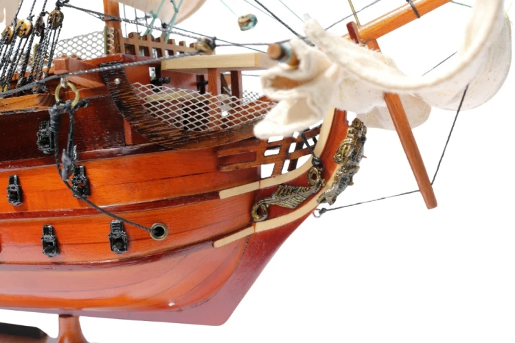 Model żaglowca HMS Victory z ozdobnym dziobem, kotwicą, drewnianym kadłubem i elementami takielunku