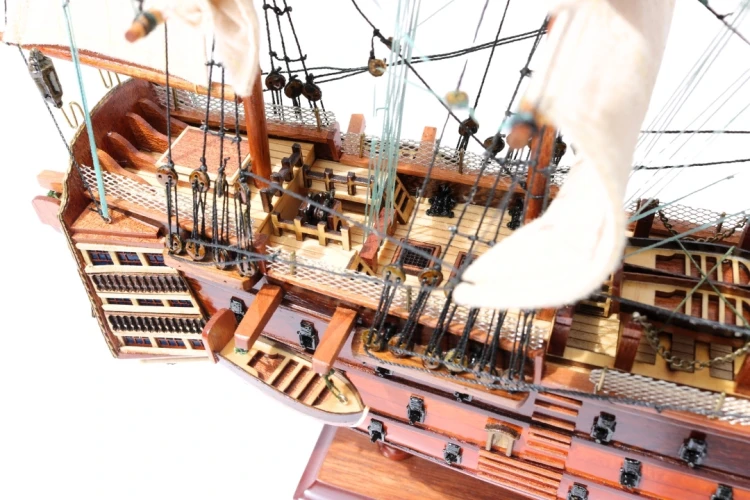 Model żaglowca HMS Victory z dokładnie wykonanym pokładem, olinowaniem, szalupą i rzędami dział