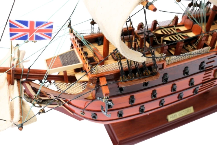 Model żaglowca HMS Victory z trzema masztami, płóciennymi żaglami, olinowaniem i bogato wyposażonym pokładem
