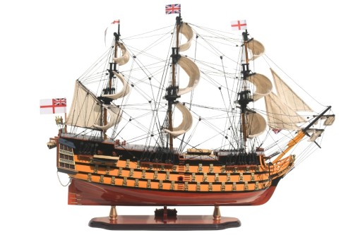 Duży model okrętu HMS Victory z trzema masztami, rzędami dział i charakterystycznymi czarno-żółtymi burtami