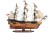 Duży model okrętu HMS Victory z trzema masztami, rzędami dział i charakterystycznymi czarno-żółtymi burtami