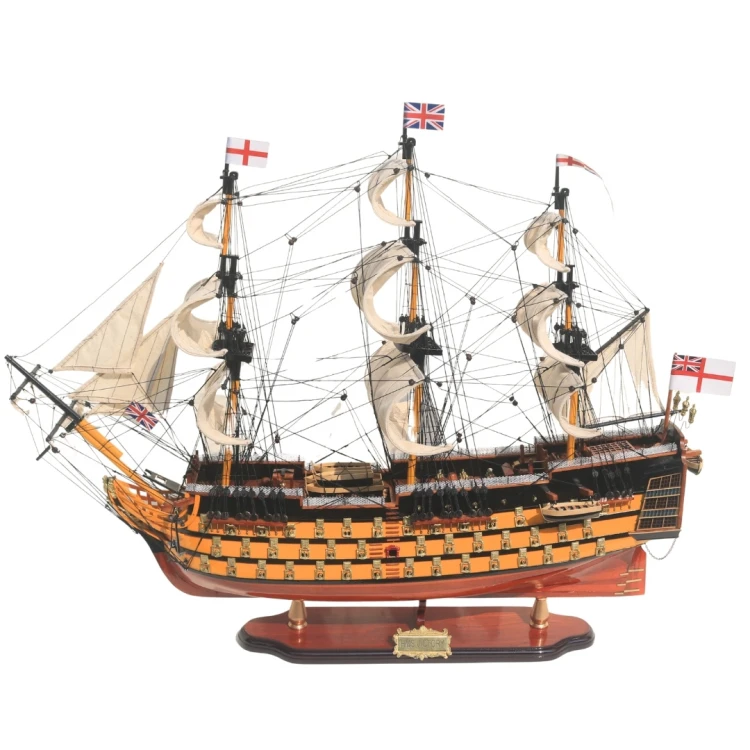 Model żaglowca HMS Victory z dekoracyjnym dziobem, kotwicami i rozbudowanym olinowaniem okrętu