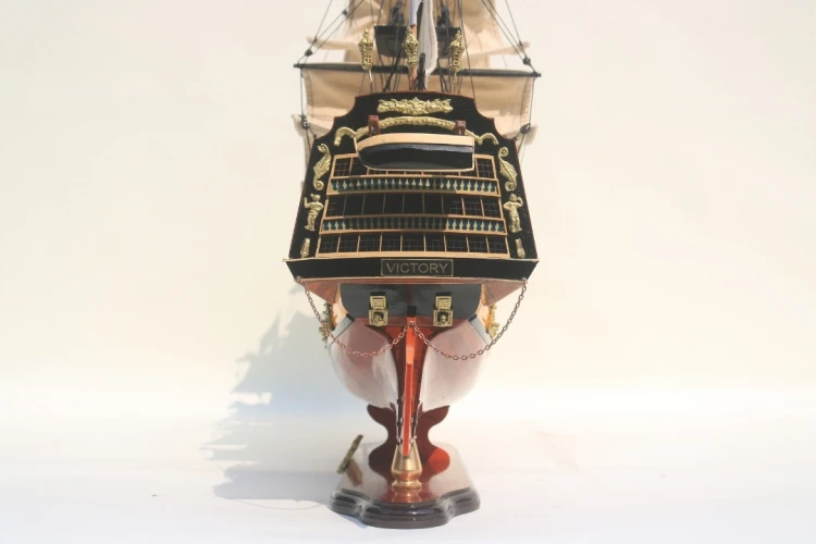 Model okrętu HMS Victory z ozdobną rufą, galeriami i detalami nawiązującymi do historycznego żaglowca