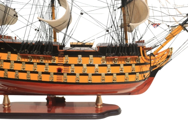 Model okrętu HMS Victory z płóciennymi żaglami, szalupą, działami i bogato wykonanym takielunkiem