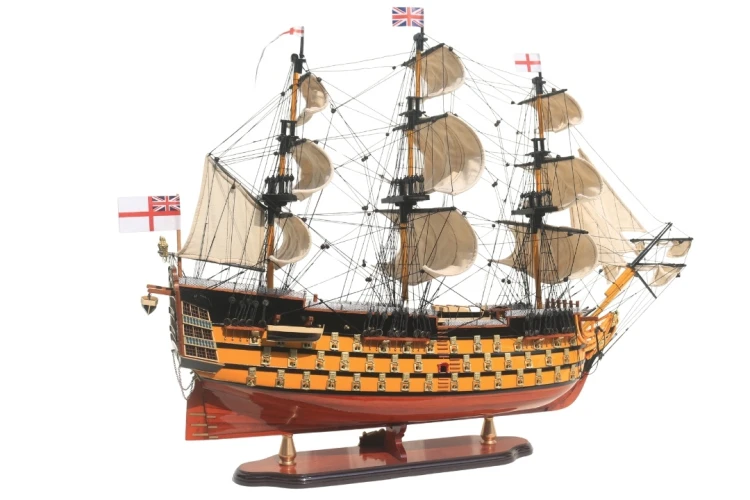 Model HMS Victory z dekoracyjną rufą, pokładem, szalupą i szczegółowo wykonanym olinowaniem okrętu
