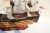Model żaglowca HMS Victory 80 cm z trzema masztami, płóciennymi żaglami i rzędami dział na burtach