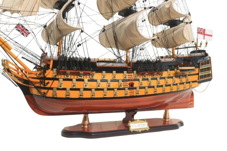 Model żaglowca HMS Victory 80 cm z trzema masztami, płóciennymi żaglami i rzędami dział na burtach