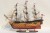 Model żaglowca HMS Victory o długości 80 cm i wysokości 74 cm na eleganckiej drewnianej podstawie