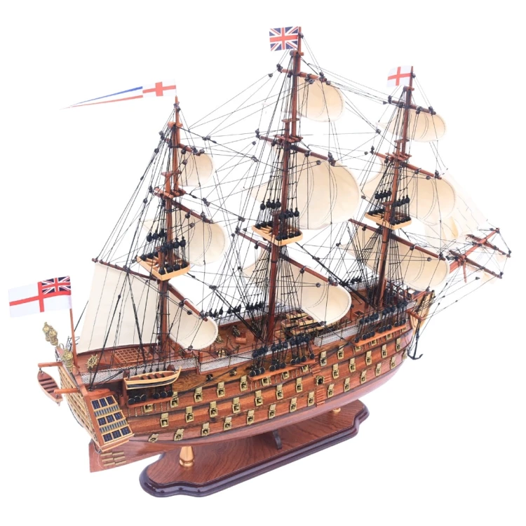 Drewniany model okrętu HMS Prince z płóciennymi żaglami, działami i bogato wykonanym olinowaniem