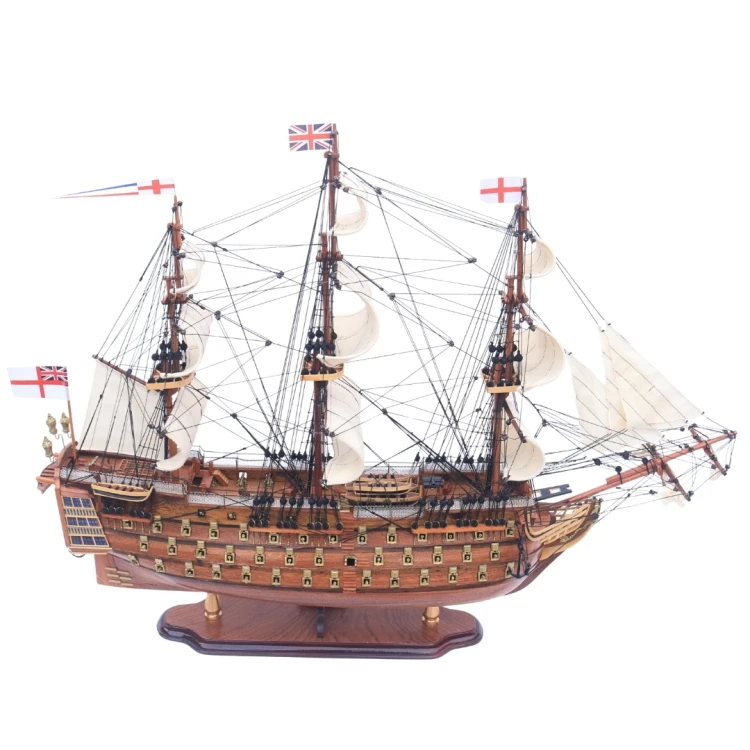 Model historycznego okrętu HMS Prince z drewnianym kadłubem, żaglami i licznymi detalami