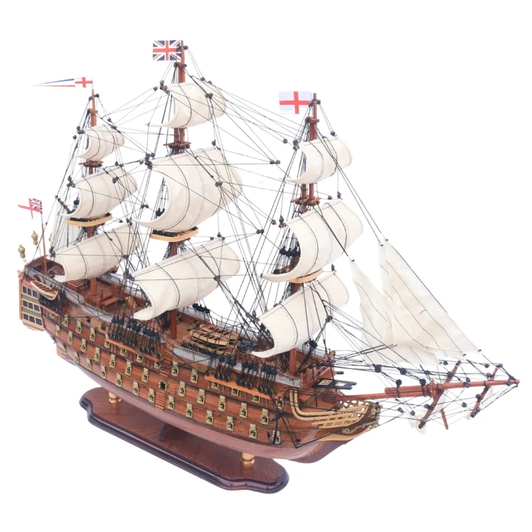 Wielki model żaglowca HMS Prince z drewna, z żaglami, olinowaniem i dekoracyjną podstawą