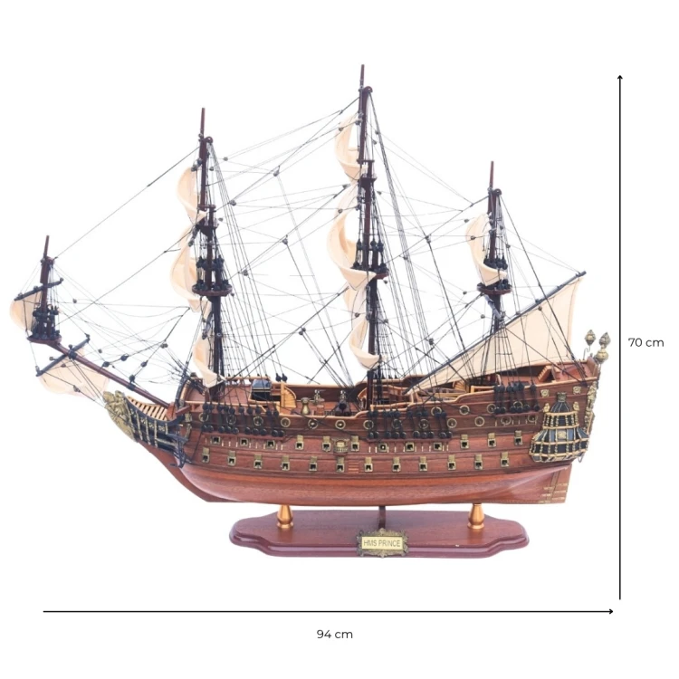 Model żaglowca HMS Prince z dekoracyjną rufą, działami, olinowaniem i drewnianą podstawą