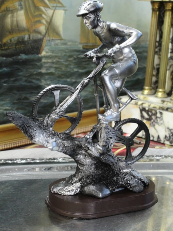 Statuetka MTB z ciemną podstawą widok z boku