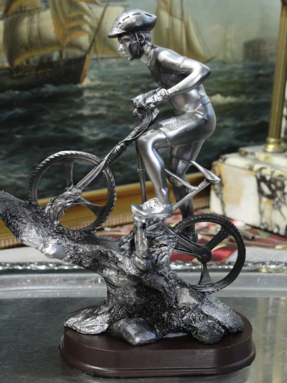 Trofeum kolarskie z rowerzystą widok z drugiej strony