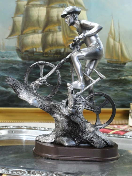 Zbliżenie na kolarza MTB w kasku i stroju sportowym