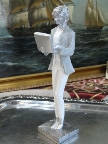 Figurka informatyczki ze słuchawkami elegancki prezent do biura