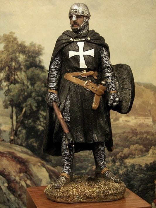 Krzyżowiec z białym krzyżem maltańskim toporem i tarczą