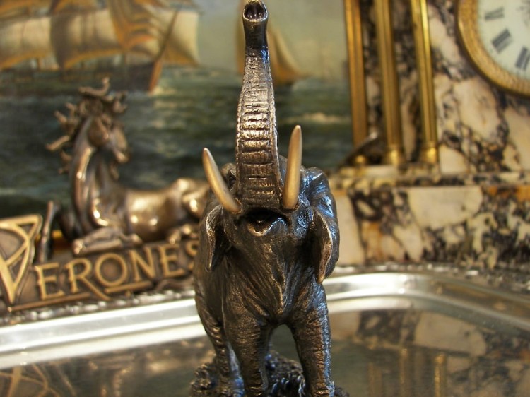 słoń, słonik, słoń jak żywy, brązowy słoń, figurka, ELEPHANT, figurka, złoty słoń, duży słoń,  prezent, na szczęście, pomysł na prezent, oryginalne prezenty,