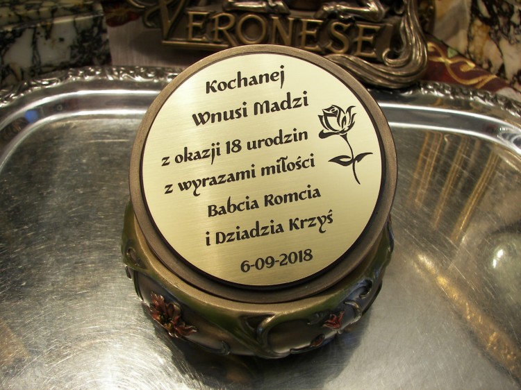 indywidualna dedykacja laserowo grawerowana