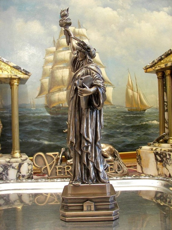 fantastyczna figurka statua wolności,