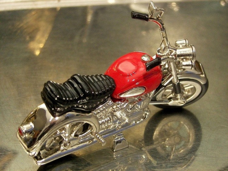 model starego motocykla z zegarkiem
