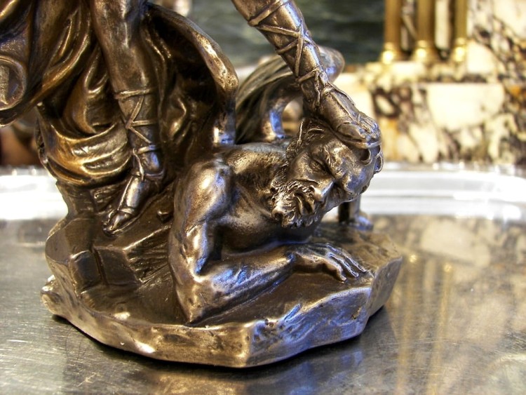 święty michał, archanioł, anioł,anioł stróż, patron złotników, rytowników, ognisty miecz, obrońca, książę, patron dobrej smierci, figurka, pomsły na prezenty, oryginalne prezenty, prezent dla złotnika,prezent dla księdza,