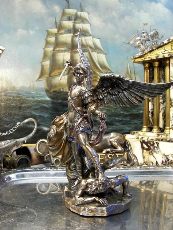 Archanioł Michał w walce ze złem figurka na prezent