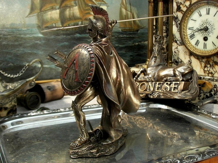 Leonidas walczący z tarczą i włócznią