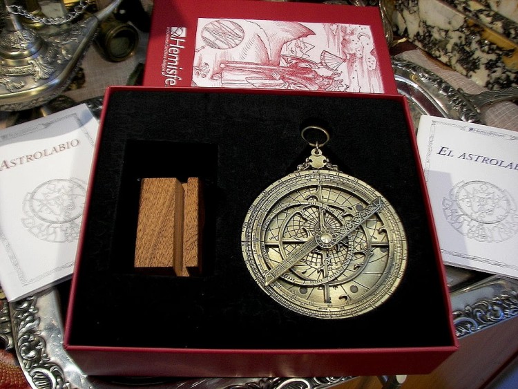 astrolabium, HEMISFERIUM, astrolabium klasyczne, przyrząd astronomiczny, sekstant, nawigacja, pierwotny sekstant, mosiężny globus, atrolabium mosiężne, astrolabium duże, pomysł na prezent, oryginalny prezent,